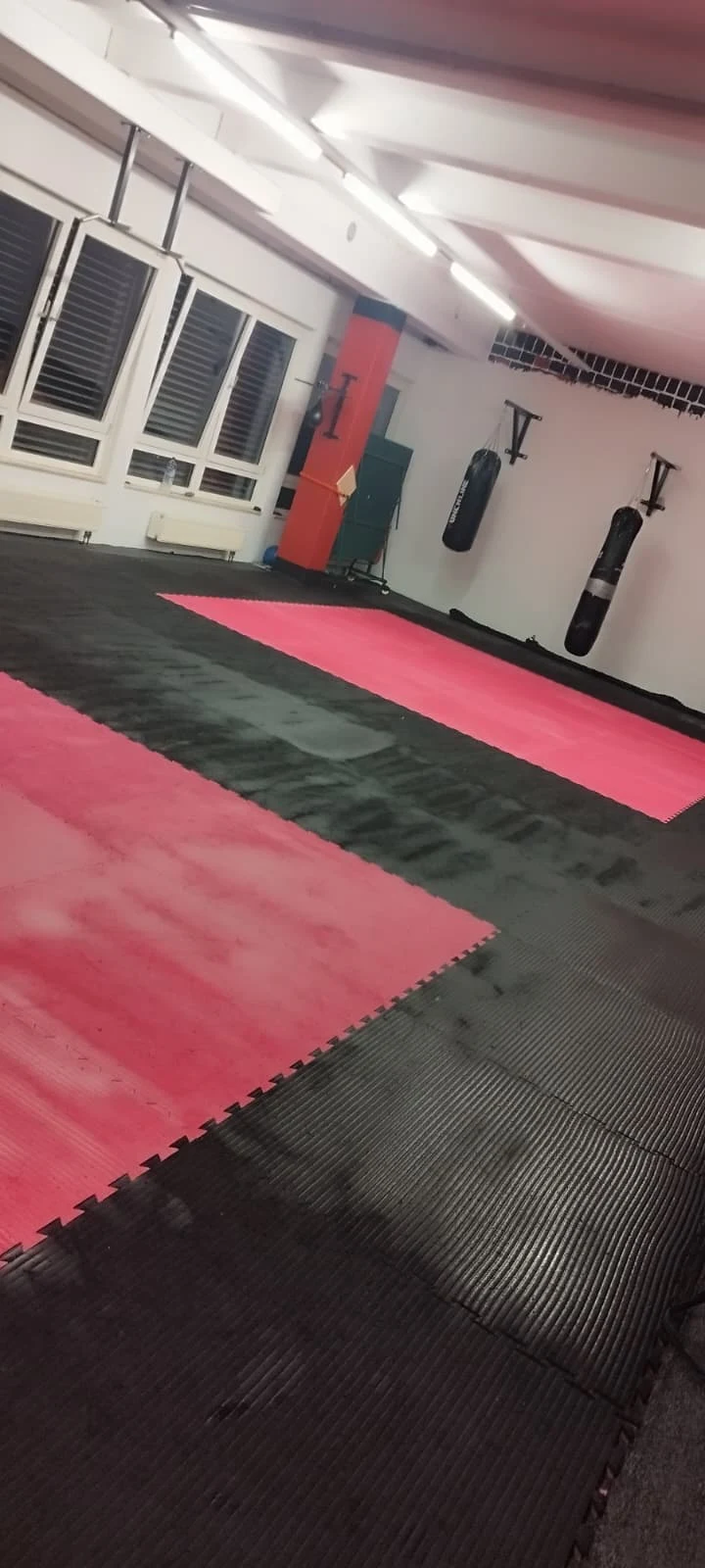 Trainingsfläche mit Matten und Boxsäcken bei VANTAR