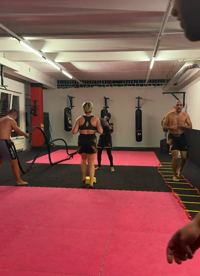 VANTAR Kickboxtraining · FUNKTIONIEREN, WENN ES SCHWER WIRD.